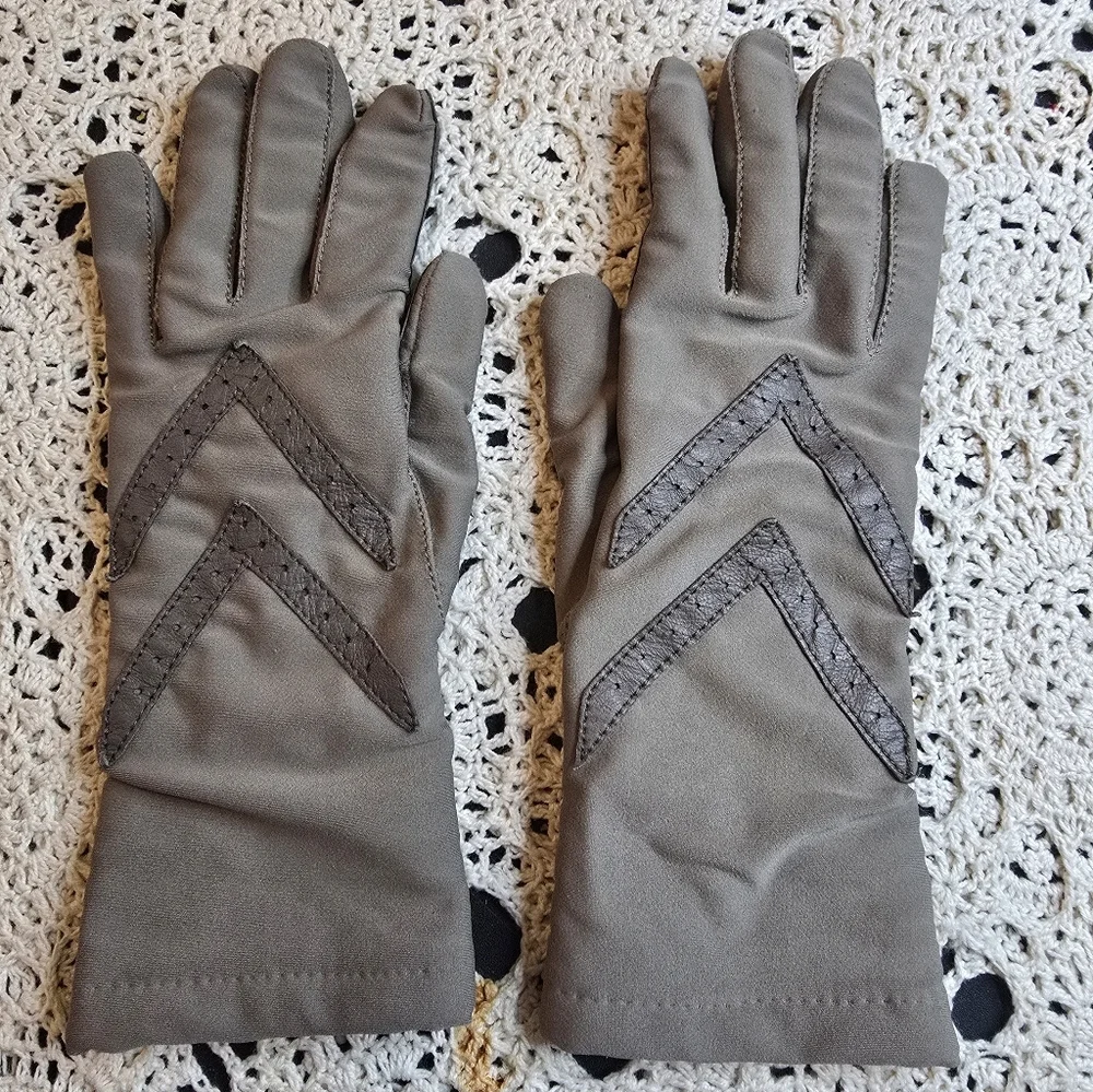 Isotoner Vintage Taupe Cashmere Lined Womens One Size Gloves